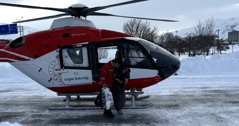 Kar yolları kapattı: Mahsur kalan anne ile bebeğinin imdadına ambulans helikopter yetişti