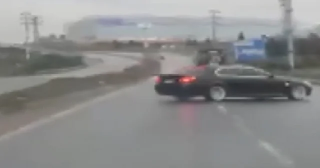 Yağışlı yolda tehlikeli manevra pahalıya patladı VİDEO İZLE