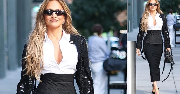 Bu yaşında açık saçık giyiniyor diyenlere ağır cevap: Böyle vücudunuz olsa siz de çıplak gezerdiniz!