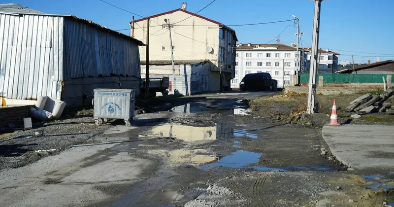 SON DAKİKA… İSKİ nin yarım bıraktığı alt yapı çalışması yüzünden mahalle 2 aydır bu halde! Vatandaşlar isyan etti: Çamur içinde kalıyoruz!