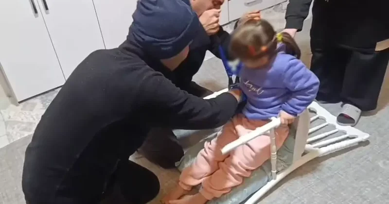 Oyun oynarken sandalyeye sıkıştı! Küçük çocuğun yardımına itfaiye koştu