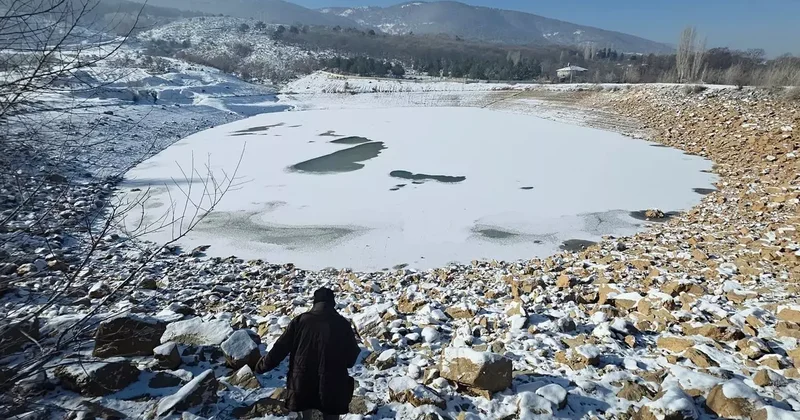 Kütahya da dondurucu soğuklar göleti tamamen buzla kapladı
