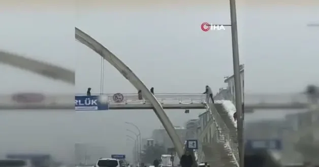 Diyarbakır da bir şahıs çocukları öldüresiye dövdü: O anlar kamerada