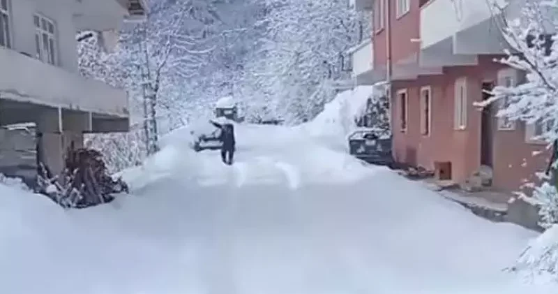 Kar küreme aracına oyun havası ile karşılama