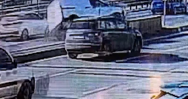 Esenyurt’ta bariyere çarpan araç devrildi VİDEO İZLE