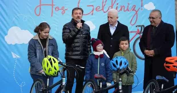 İstanbul haberleri Bahçelievler’de 100 çocuğa bisiklet hediye edildi 02 Ocak 2026