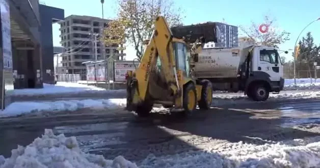 Siverek te kar kütleleri kamyonlarla şehir dışına taşınıyor