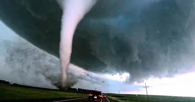 ABD’de doğanın korkutucu yüzü: Güney Dakota da oluşan hortumunun yeni görüntüleri çıktı VİDEO İZLE