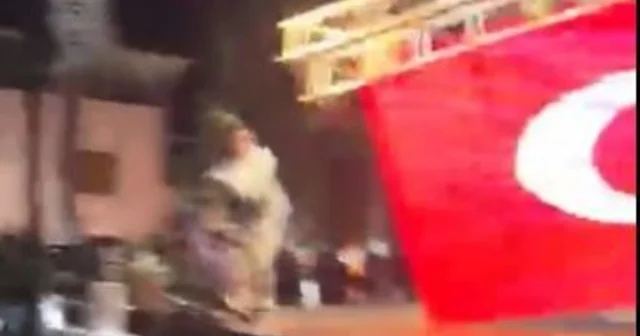 Zeybek oynamak için sahneye çıkan belediye başkanı saniyelerle kurtuldu... Sahnenin çökme anı kamerada Fırtına dev ekranla birlikle sahneyi devirdi Aydın Haberleri