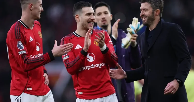 6 maçta 1 kez kazanan Manchester United ın başına geçti, 3 te 3 yapıp gönülleri fethetti