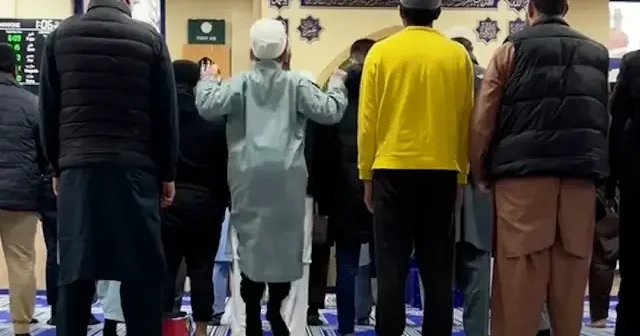 İngiltere’de yaşayan baba otizmli oğlunu camilere götüyor: Joshie camilerde huzuru buluyor VİDEO İZLE