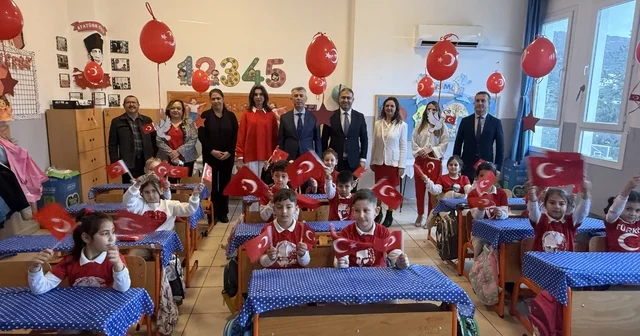 Bodrum da öğrenciler kırmızı beyaz ay yıldızlı kıyafetlerle eğitime başladı Muğla Haberleri