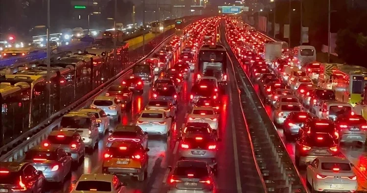 Okullarda ara tatil sona erdi; İstanbul da trafik yoğunluğu