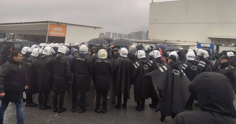 Migros depo işçilerinin yağmurda tente kurması yasaya aykırı denilerek engellendi: Her yeri direniş alanına çevirin çağrısı