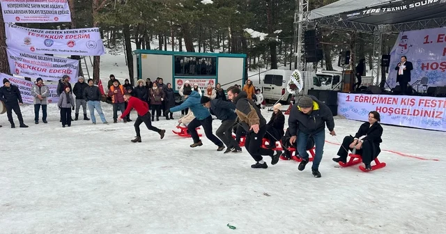Ekskavatörle kızak yapıp soğuk havada halaylarla ısındılar Sivas Haberleri
