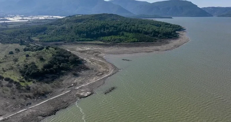 Sağanak Yağış ve Sel İzmir’i Vurdu: Barajlar Doldu, Su Seviyesi Artıyor