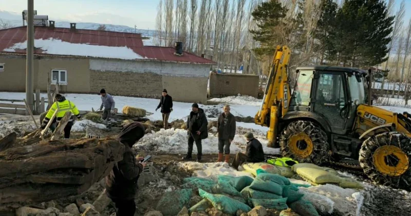 Sivas ta kar esareti: Ağılın çatısı çöktü 40 koyun telef oldu
