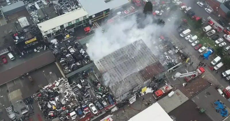 Başakşehir de alev alev yanan iş yeri söndürüldü