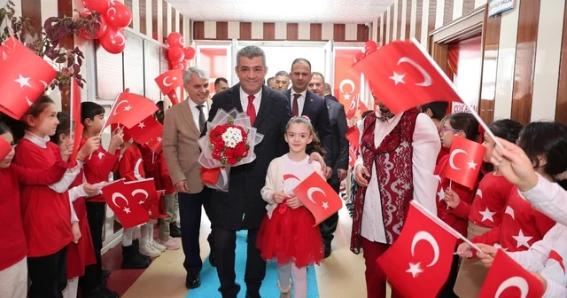 Yeni döneme ay yıldızlı bayrakla başladılar Erzurum Haberleri
