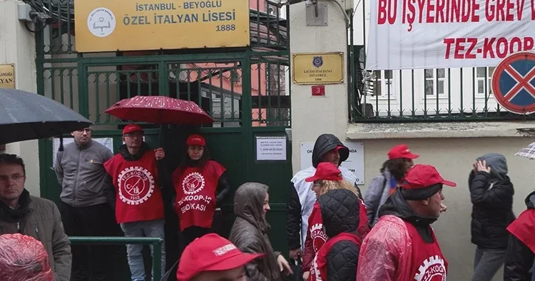 İstanbul daki İtalyan Lisesi nde Türk öğretmenler grev başlattı Doğduğumuz topraklarda kimsenin bizi aşağılamaya hakkı yok