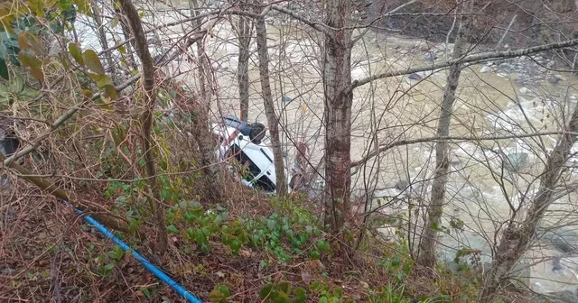 Dereye yuvarlanan hafif ticari aracın sürücüsü öldü Rize Haberleri