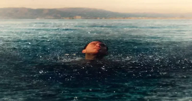 Dünyaca ünlü şarkıcı sahne şovunda ölümle burun buruna geldi..