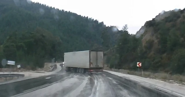 Savrulan tır dorsesi faciaya sebep oluyordu 7 canın yitip gittiği yolda birkaç gün önce yaşanan tır tehlikesi araç kamerasına yansıdı Karşı yönden gelip durumu fark eden sürücüler yavaşlayarak kendilerini kurtardılar Isparta Haberleri