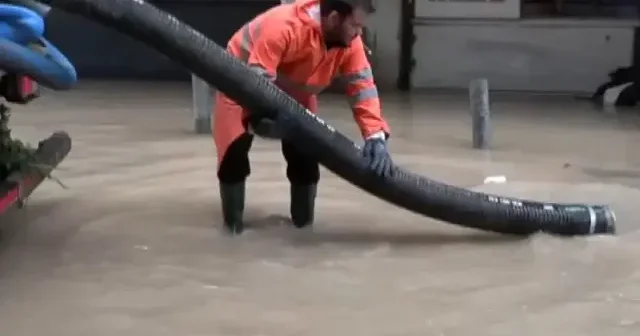 İzmir’in hali içler acısı: Sağanak nedeniyle caddeleri su bastı VİDEO İZLE