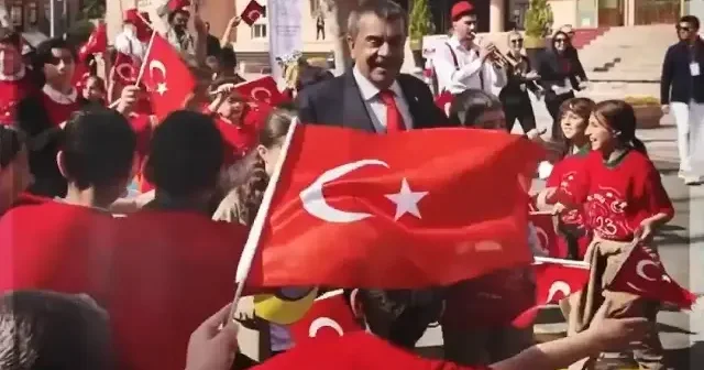 Bakan Tekin tatilin ardından ilk ders işlenecek konuyu paylaştı: Bayrak sevgisi VİDEO İZLE