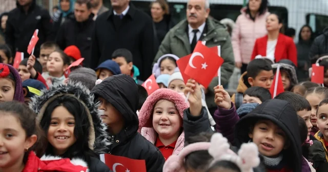 Okula gelen öğrenciler Türk bayraklarıyla karşılandı Kırşehir Haberleri