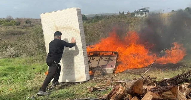 Eşyaları temiz kullanmayan personele sinirlendi, lojmandaki bütün eşyaları çıkartıp yaktı Bozuk ve eski eşyaları değiştirmek için geldiği eve görünce şok oldu Antalya Haberleri