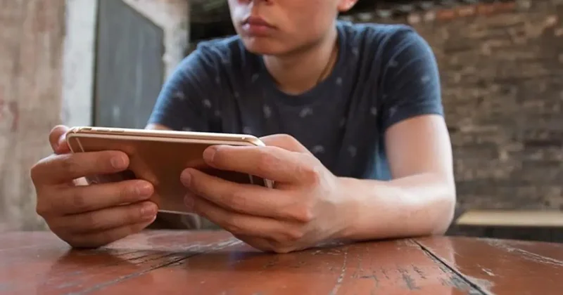 Sosyal medyaya yaş sınırı! Aileleri izin verse bile erişemeyecekler