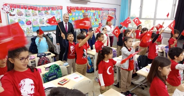 İkinci dönem Bayrak Sevgisi dersiyle başladı Aydın da 188 bin öğrenci için ders zili çaldı Aydın Haberleri