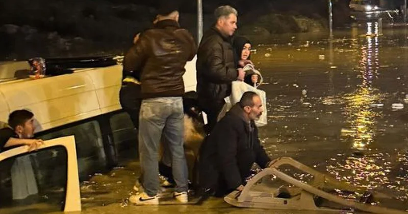 Minibüs suya gömüldü, korku dolu anlar yaşandı! Son dakika haberleri