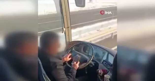 Sivas ta meydana gelen kaza öncesinde otobüs şoförünün telefonla uğraşması kameraya yansıdı