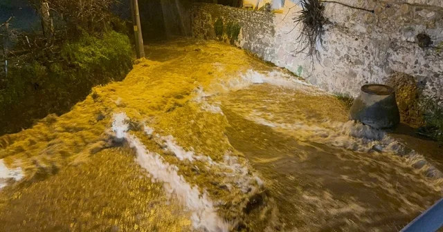 Bodrum u sağanak vurdu: Araç sürüklendi, evleri su bastı Muğla Haberleri