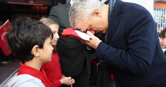 Öğrencilerin bayrak sevgisi dikkat çekti Düzce Haberleri