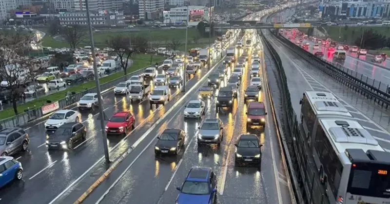 İstanbul da Okul Ziliyle Trafik Yoğunluğu Arttı