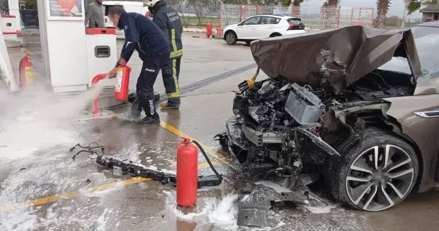 Antalya haberleri Antalya da faciadan dönüldü: Finlandiyalı sürücü benzinliğe daldı 02 Şubat 2026