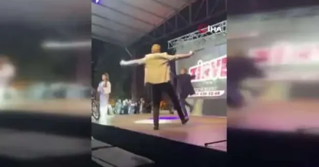 Zeybek oynamak için sahneye çıkan belediye başkanı saniyelerle kurtuldu