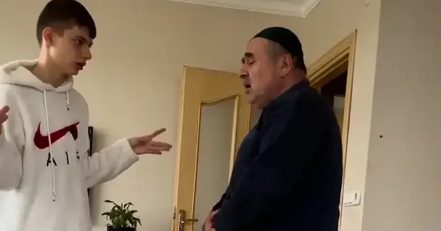 Otizmli gencin namaz kılan dedesine şirinlik yaptığı video izleyenleri gülümsetti VİDEO İZLE