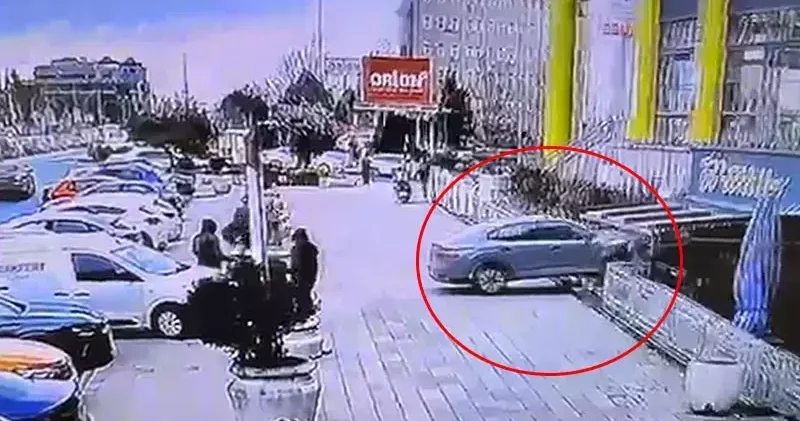 Sürücüsünün fren yerine gaza bastığı otomobil, AVM’de kafeye daldı; 1 yaralı