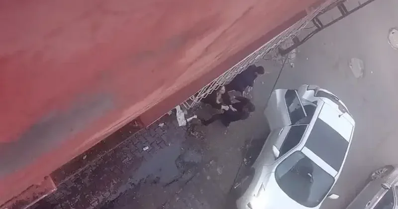 Tatilin son günü çocuklarını alırken eski eşini darbeden şahıs gözaltına alındı Adana Haberleri