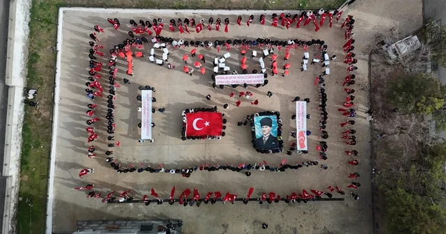 Yunus Emre MTAL de öğrenciler 103 Türk bayrağı açarak Cumhuriyeti selamladı Eskişehir Haberleri