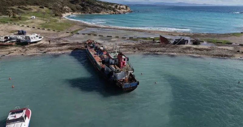Urla kıyılarına izinsiz çekilen hurda gemiye tepkiler büyüyor: Her pazar protesto düzenlenecek