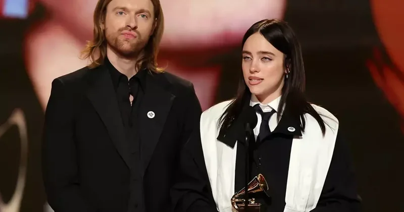 Ödül konuşması için sahneye çıkan Billie Eilish ten törene damga vuran küfür
