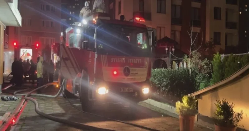 Elektrikli otomobil bir anda alev aldı: Zeytinburnu’nda site otoparkında yangın