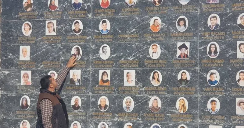 Depremde iki çocuğunu kaybeden muhtar, 66 kişi anısına anıt yaptırdı