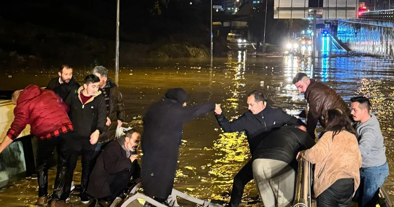 Aydın ı sağanak vurdu: Yollar göle döndü, araçlar suya gömüldü