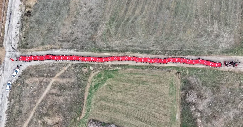 Mest eden görüntü: 150 metrelik Türk bayrağıyla okula giriş yaptılar